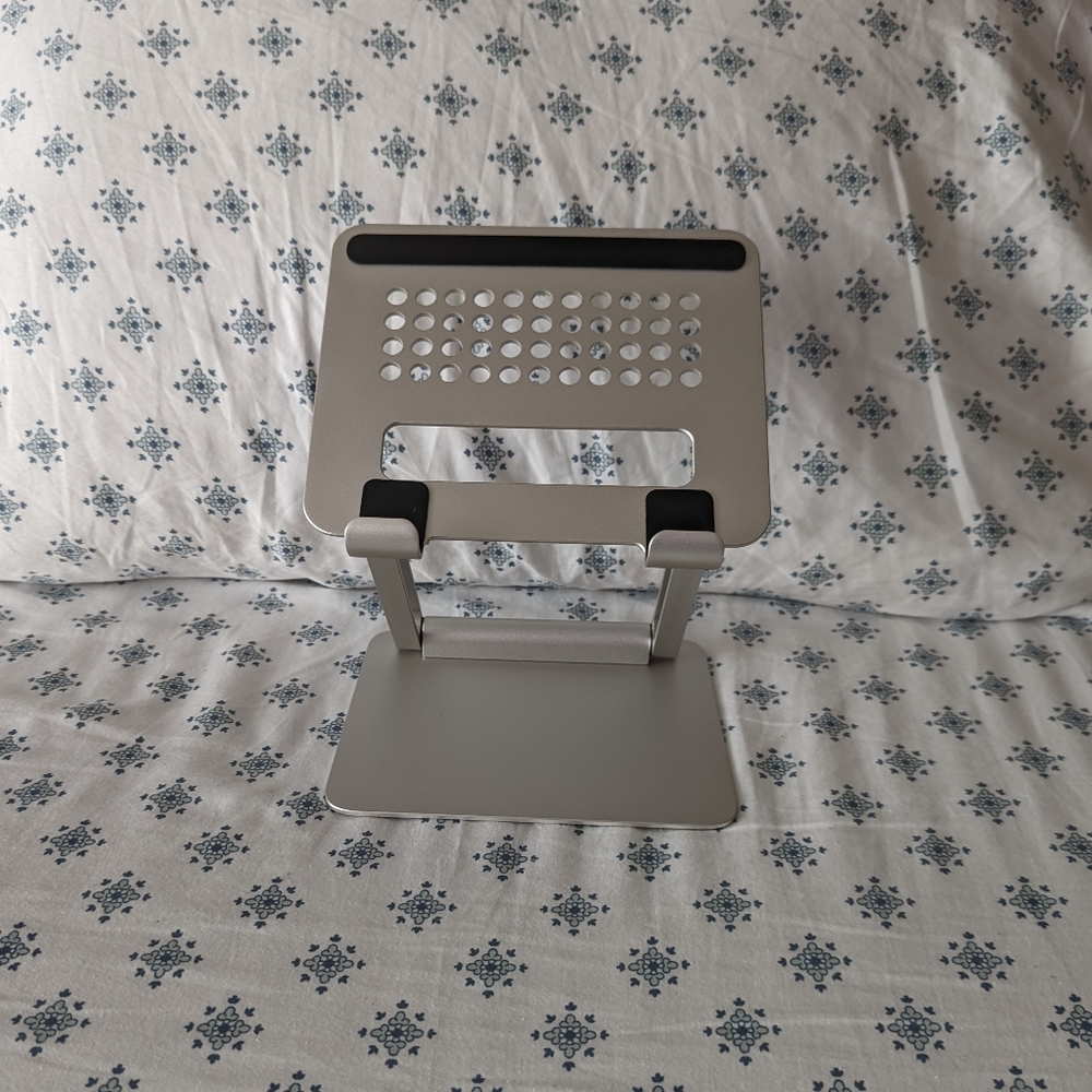 Adjustable tablet stand